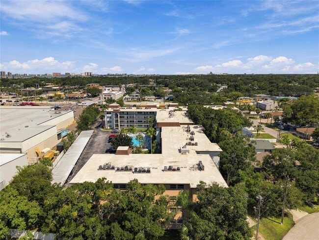 Building Photo - 2525 W Bay Dr