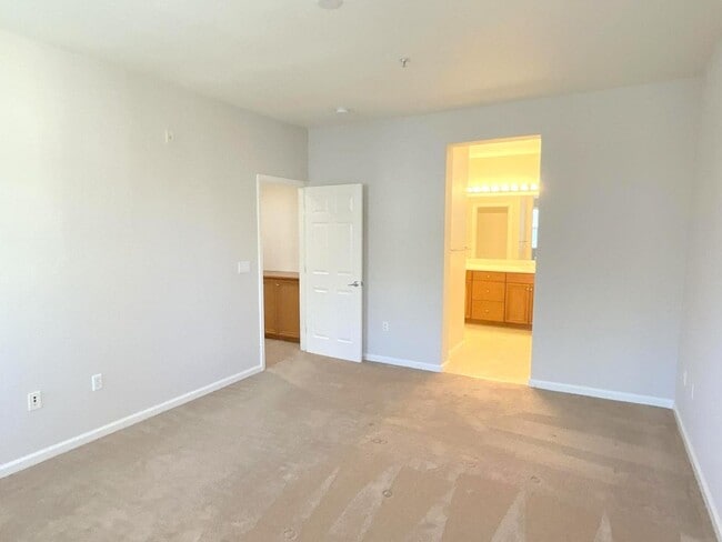 Building Photo - Month to month Rental ! Beautiful & Spacious End Unit Home in Shelbourne at Windemere! Top Rated ...