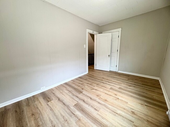 Building Photo - 3 Bedroom 1 Bathroom in York with Sunroom,...