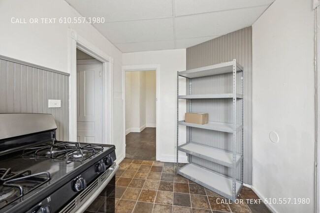 Building Photo - Large 1 Bedroom - 1 Bathroom  Apartment in...