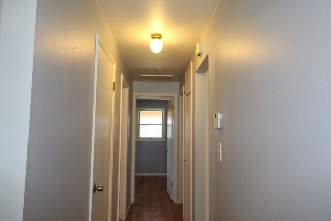 Building Photo - 3123 W Bismark Ave