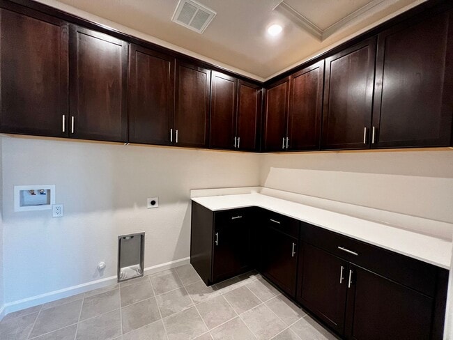 Building Photo - 2035 Greenbriar Dr