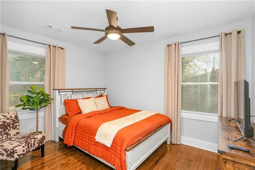 Building Photo - 1934 Pinedale Pl