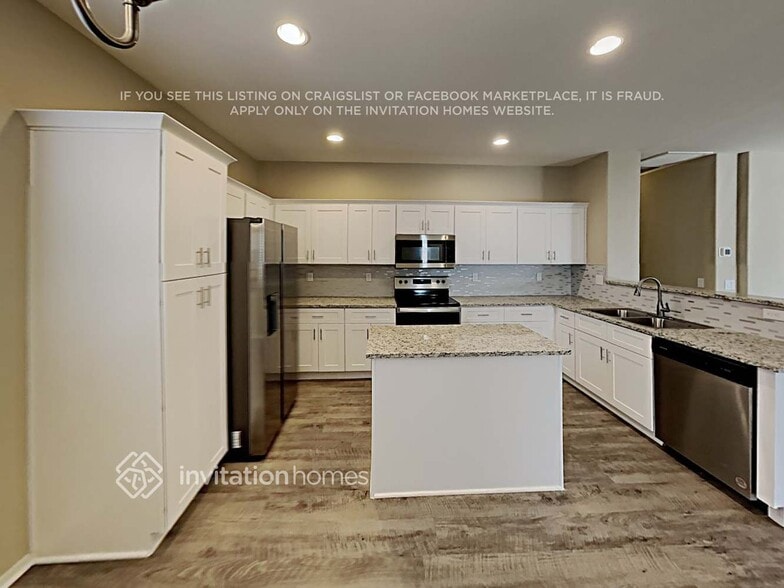 Building Photo - 12511 W Campina Dr