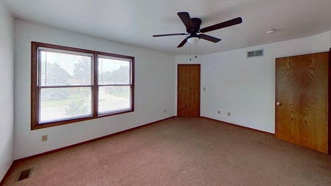 Building Photo - Duplex with two large bedrooms, walk in closet, 1.5 bath, full basement, lawn and snow removal in...