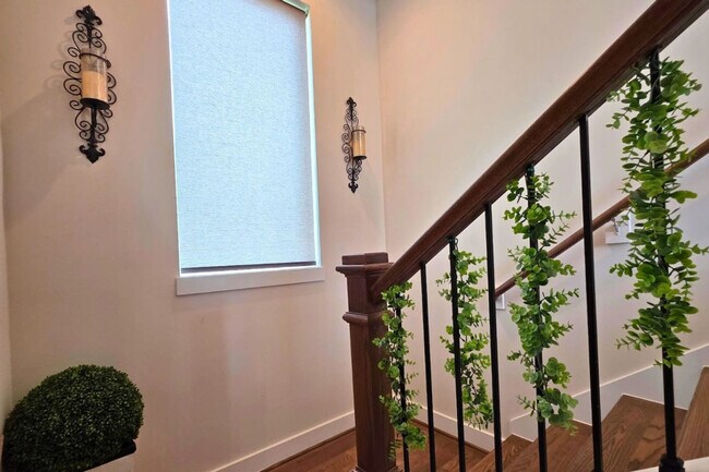 Building Photo - 5342 Donovan Gdns Ln