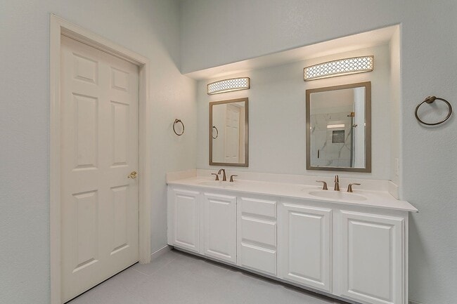 Building Photo - Welcome to your private Oasis!!