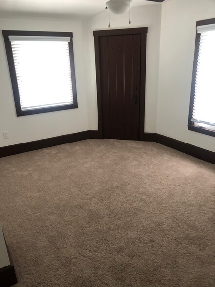 Building Photo - 1206 E Main St