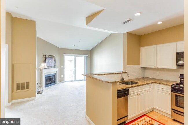 Building Photo - 2204 Westcourt Ln