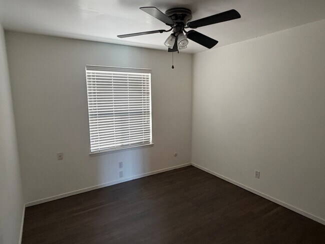 Building Photo - 1335 W Evergreen Ct