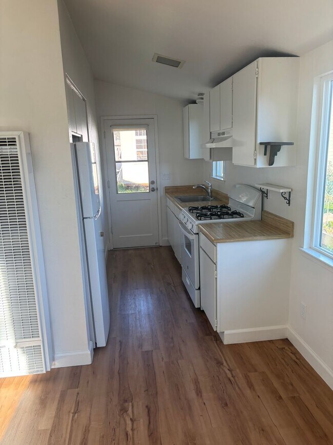 Building Photo - 309 King St