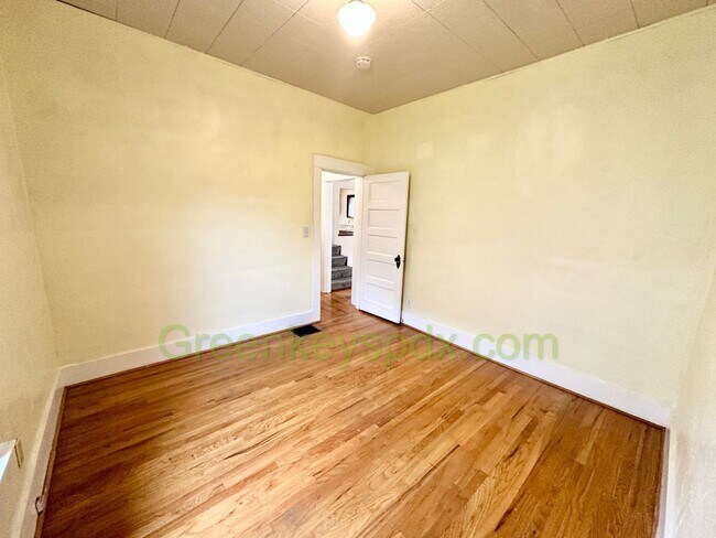 Building Photo - 3-Bedroom, 2-Bathroom House with Attached Garage and Workshop Near Belmont and SE 45th