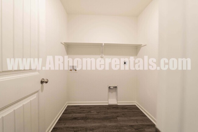 Building Photo - Large 4 Bedroom Home!