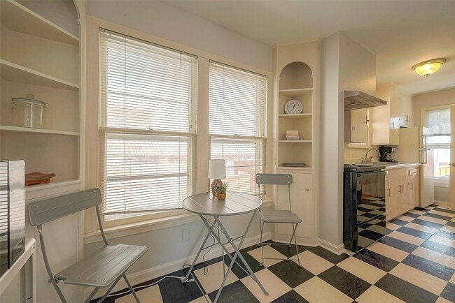 Building Photo - 1558 1/2 Castle Ct