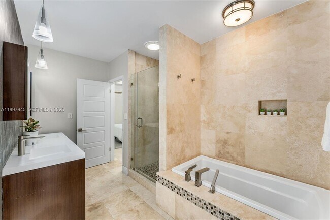 Building Photo - 611 Santurce Ave