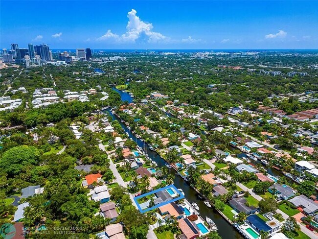 Building Photo - 1704 SW 4th Ct