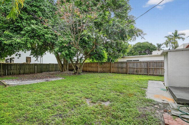 Building Photo - 2817 Poinsettia Ave