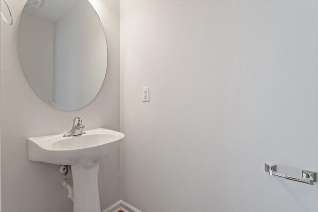 Building Photo - Beautiful Durham Town Home For Rent