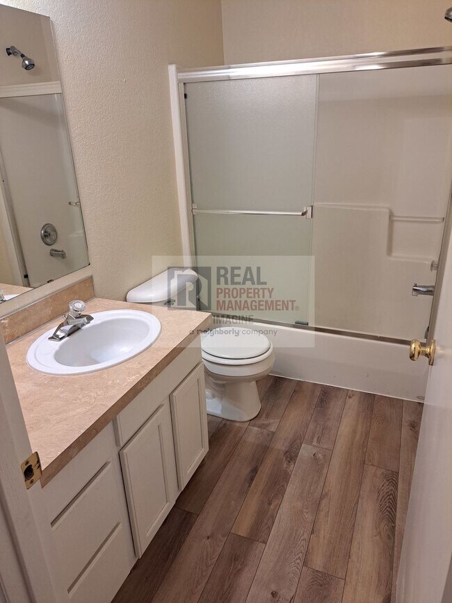 Building Photo - Check Out This Adorable 3 Bedroom, 2.5 Bath TownHome!