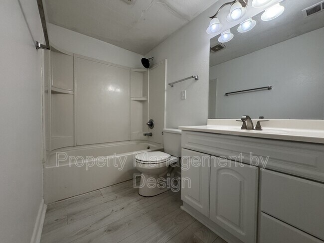 Building Photo - 1039 5th St