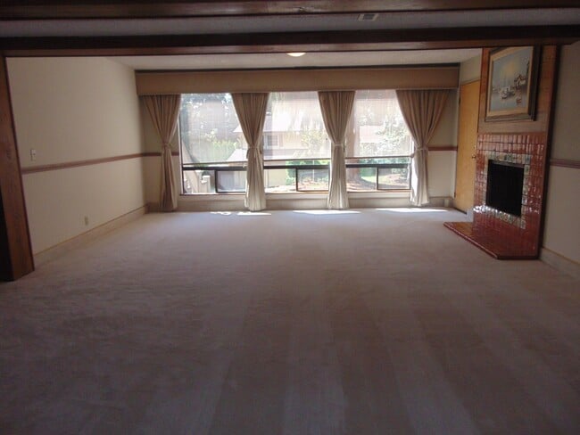 Building Photo - Great 4BR 2.5BA Split Entry Home in Quiet Forest Park Neighborhood