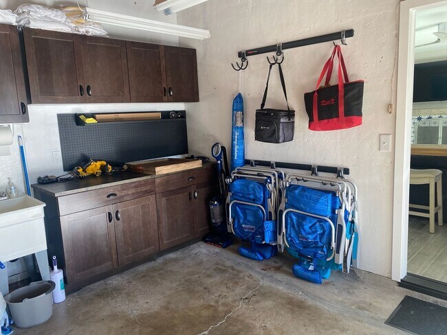 Building Photo - FURNISHED VACATION BEACH HOUSE- 30 days or more minimum