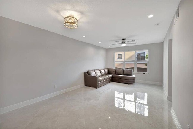 Building Photo - 2400 NE 33rd Ave