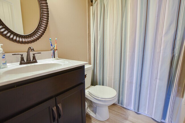 Building Photo - Pet Friendly Four Bedroom!