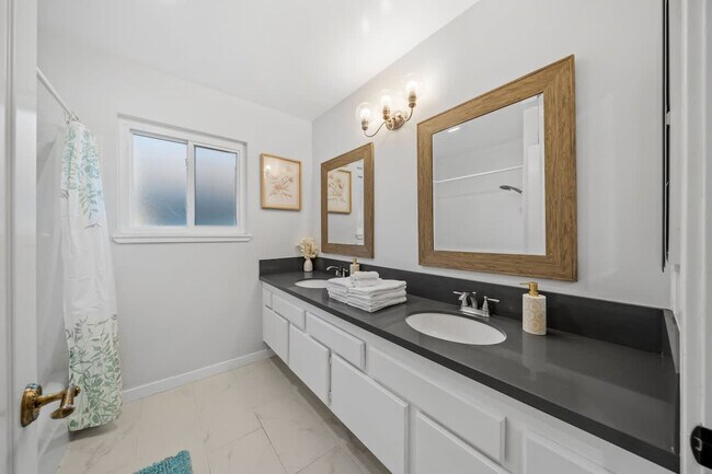 Building Photo - 9737 Benavente Pl