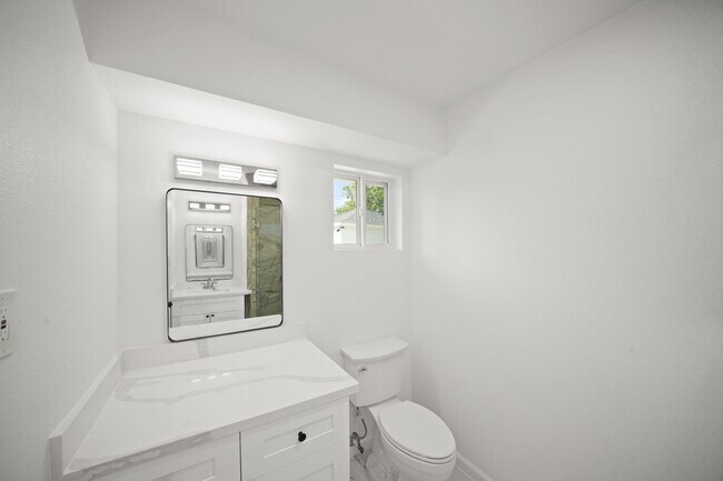 Building Photo - 5943 Greenmont Dr