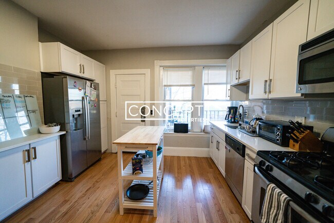 Building Photo - 98 Calumet St