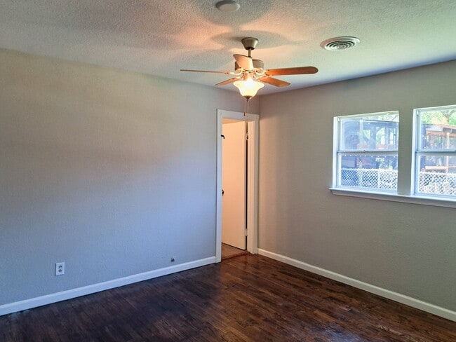 Building Photo - 4 bed / 2 bath / 2 car garage