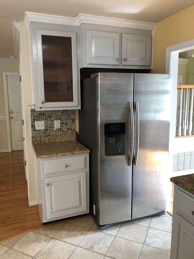 Building Photo - Stunning 4bdrm/2.5bth Home w/Loft Located in Chesterfield! Fenced in Backyard, 2 Car Garage, and ...