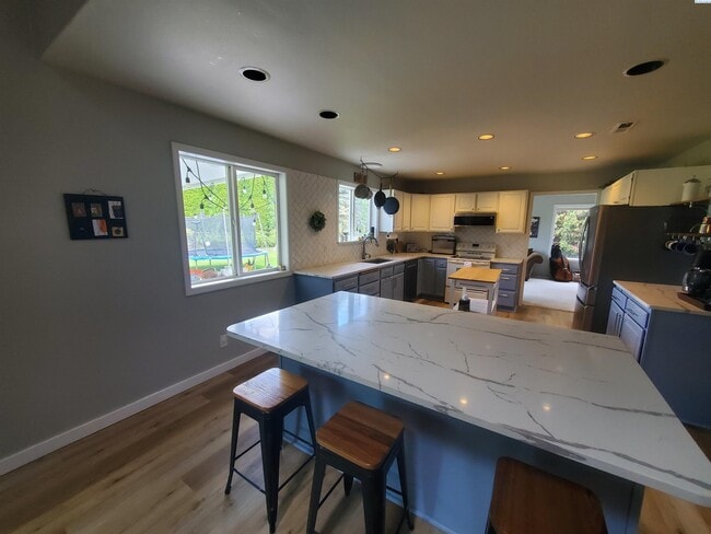 Building Photo - Pet friendly, avail July 1