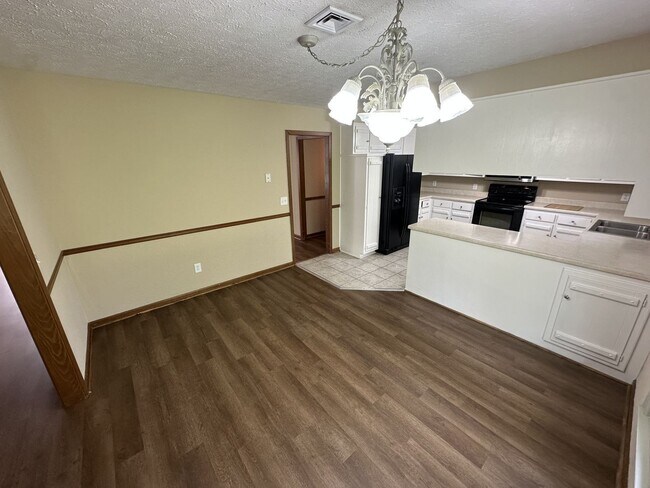 Building Photo - Single Family home in Greenhill Area!