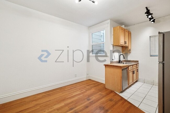 Building Photo - 1143 Anza St