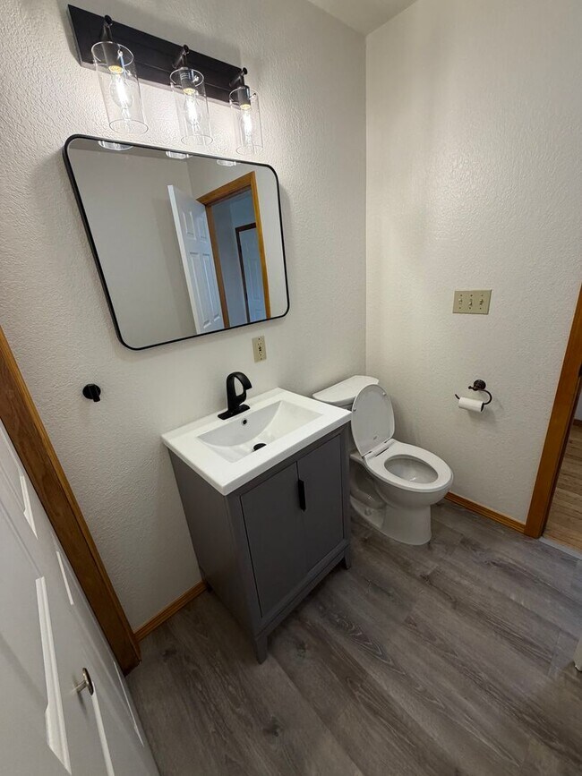 Building Photo - Remodeled and ready to be your home!