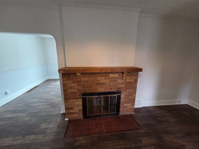 Building Photo - Charming 3-Bedroom Property in Prime Location
