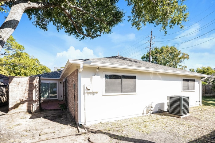Building Photo - 13823 Swiss Hill Dr