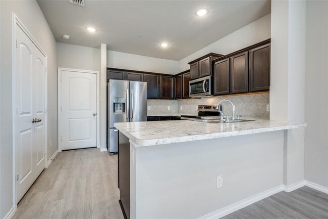 Building Photo - 3537 Brentwood Dr