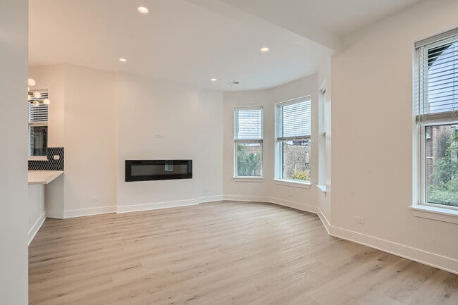 Building Photo - 3509 N Sheffield Ave