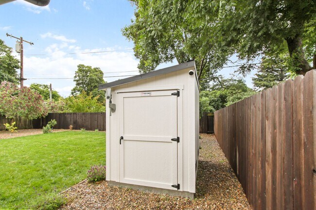 Building Photo - Central Davis 3/2 Mid Modern