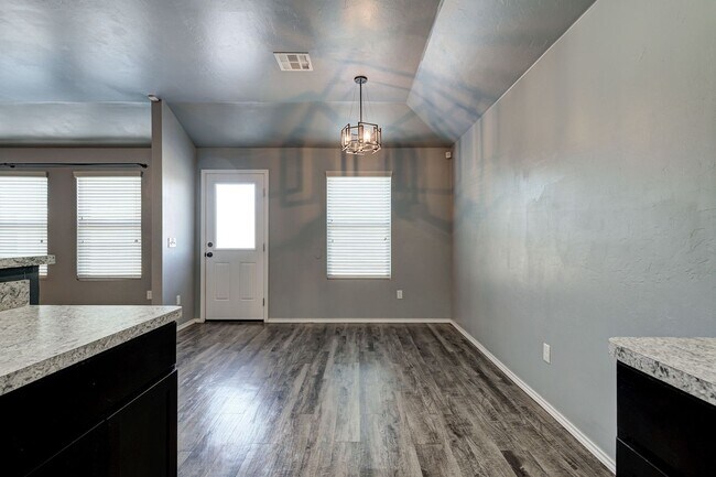 Building Photo - Gorgeous 4 Bed 2 Bath Home in Heart Of Mustang!!