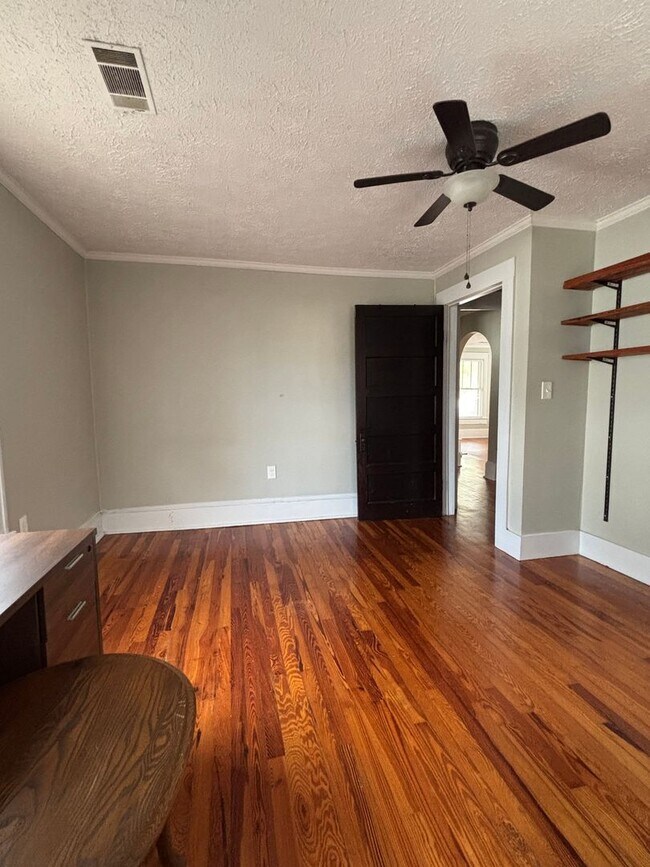 Building Photo - 3 Bedroom 3 Bathroom near downtown Athens - 1 bedroom available