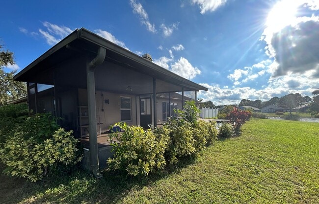 Building Photo - Waterfront Pool Home in Waterford Lakes