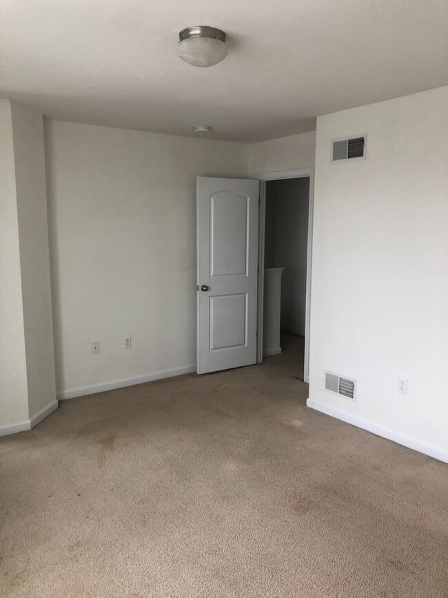 Building Photo - 3 bedrooms 2.5 bath Townhome - Spring Grov...