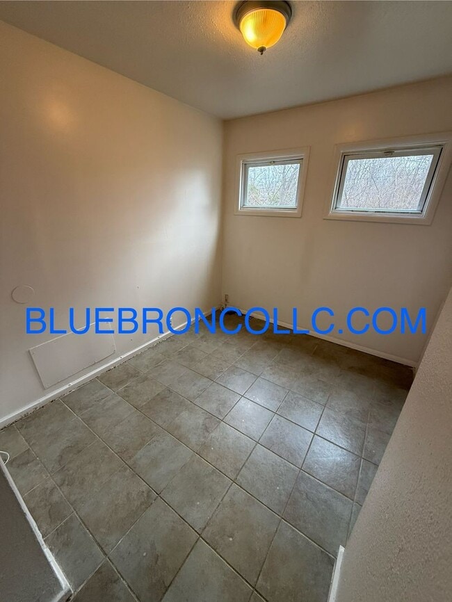 Building Photo - Nice house, great location!