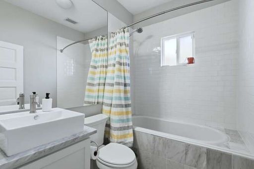 Building Photo - Beautiful 3 Bedroom Craftsman Bungalow Furnished or Unfurnished Available NOW!