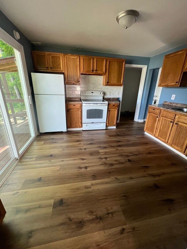 Building Photo - Newly Renovated 2 Bed/1 Bath Single Family...