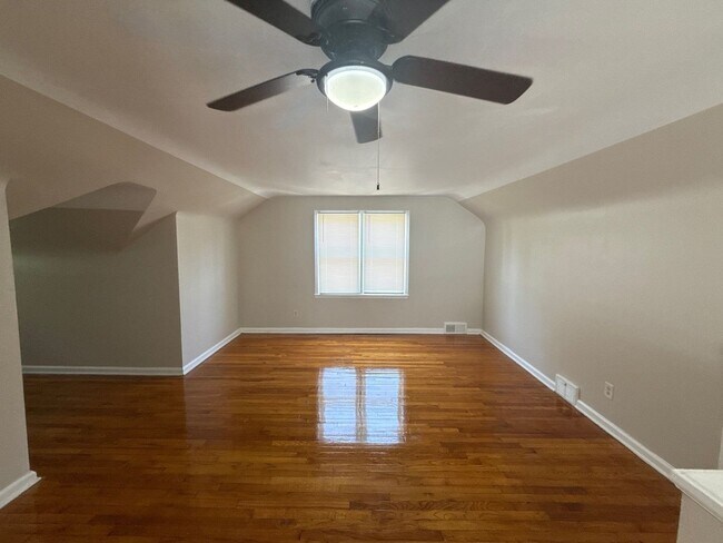 Building Photo - Renovated 3-Bedroom Home – We Welcome Sect...